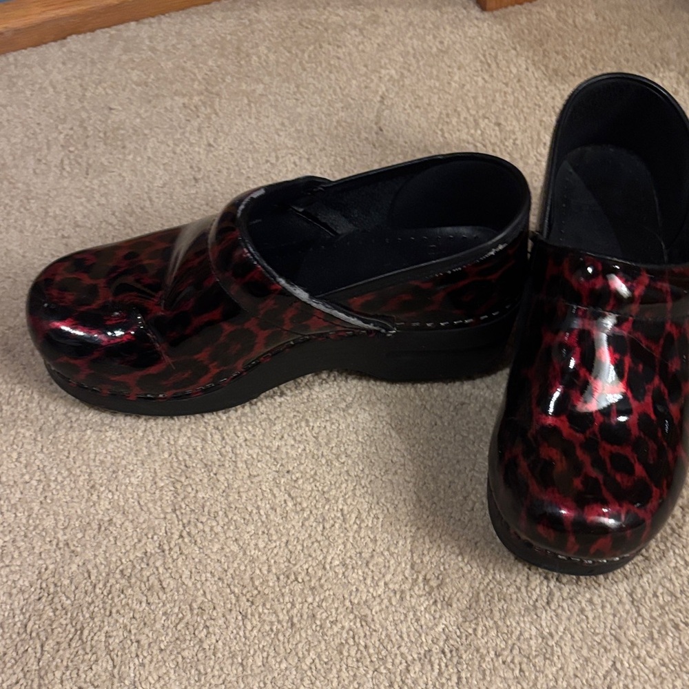 Dansko Red Leopard Print Clogs size 38 - Picture 3 of 6